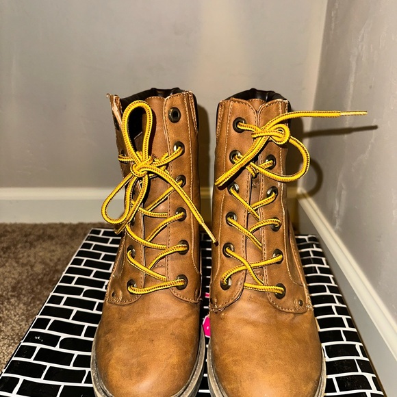 Women’s Boot with Heel - Picture 3 of 5